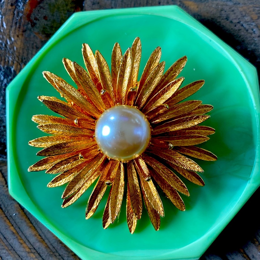 SUNBURST BROOCH WITH FAUX PEARL